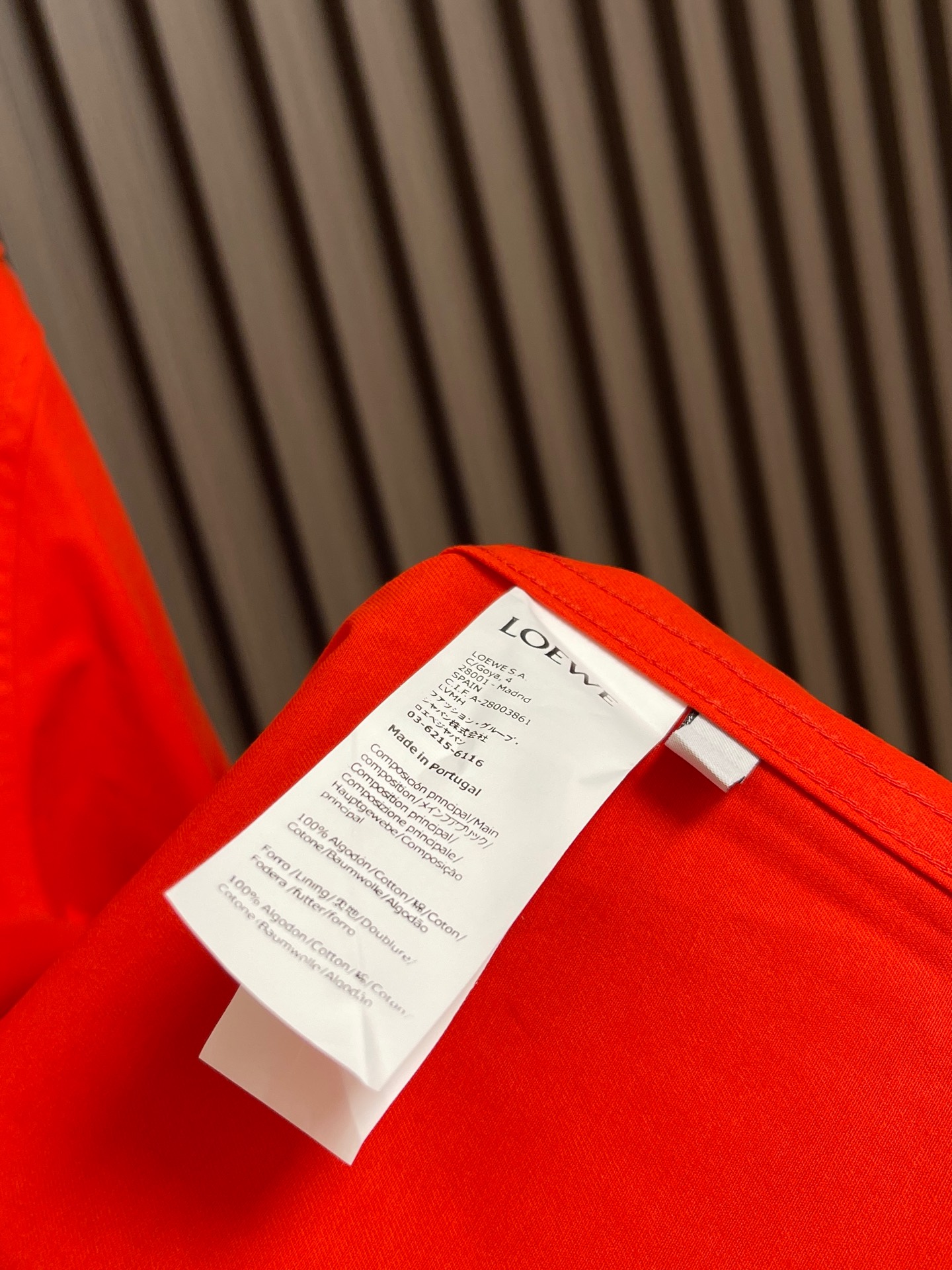 🛒🛒Loewe Anagram 双色刺绣长袖衬衫,定制奢光云绒斜纹棉 挺括垂坠 舒适亲肤 焰红鎏光浸润雾绒肌理 色调炽热 🛒🛒Loewe Anagram 双色刺绣长袖衬衫,定制奢光云绒斜纹棉 挺括垂坠 舒适亲肤 焰红鎏光浸润雾绒肌理 色调炽热