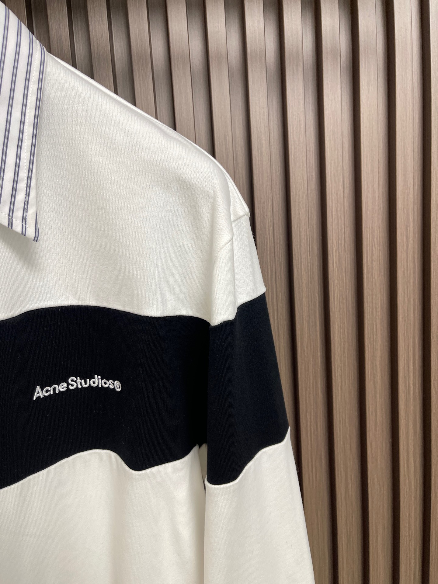 🛒🛒Acne Studios 刺绣条纹Polo领长袖卫衣外套，定制澄净柔光平织棉，以净白铺叙清透肌理，撞入墨黑横条，利落