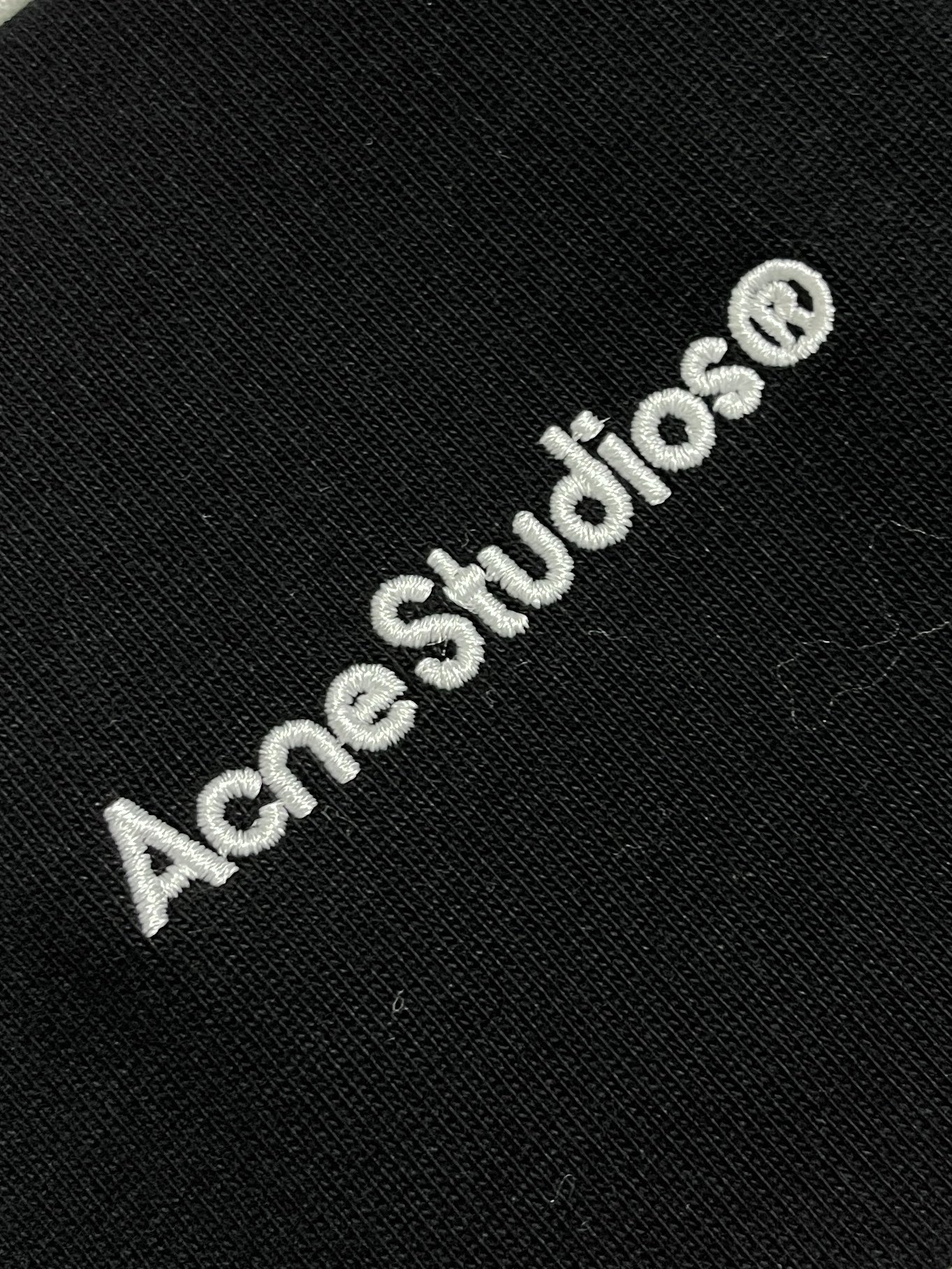 🛒🛒Acne Studios 刺绣条纹Polo领长袖卫衣外套，定制澄净柔光平织棉，以净白铺叙清透肌理，撞入墨黑横条，利落