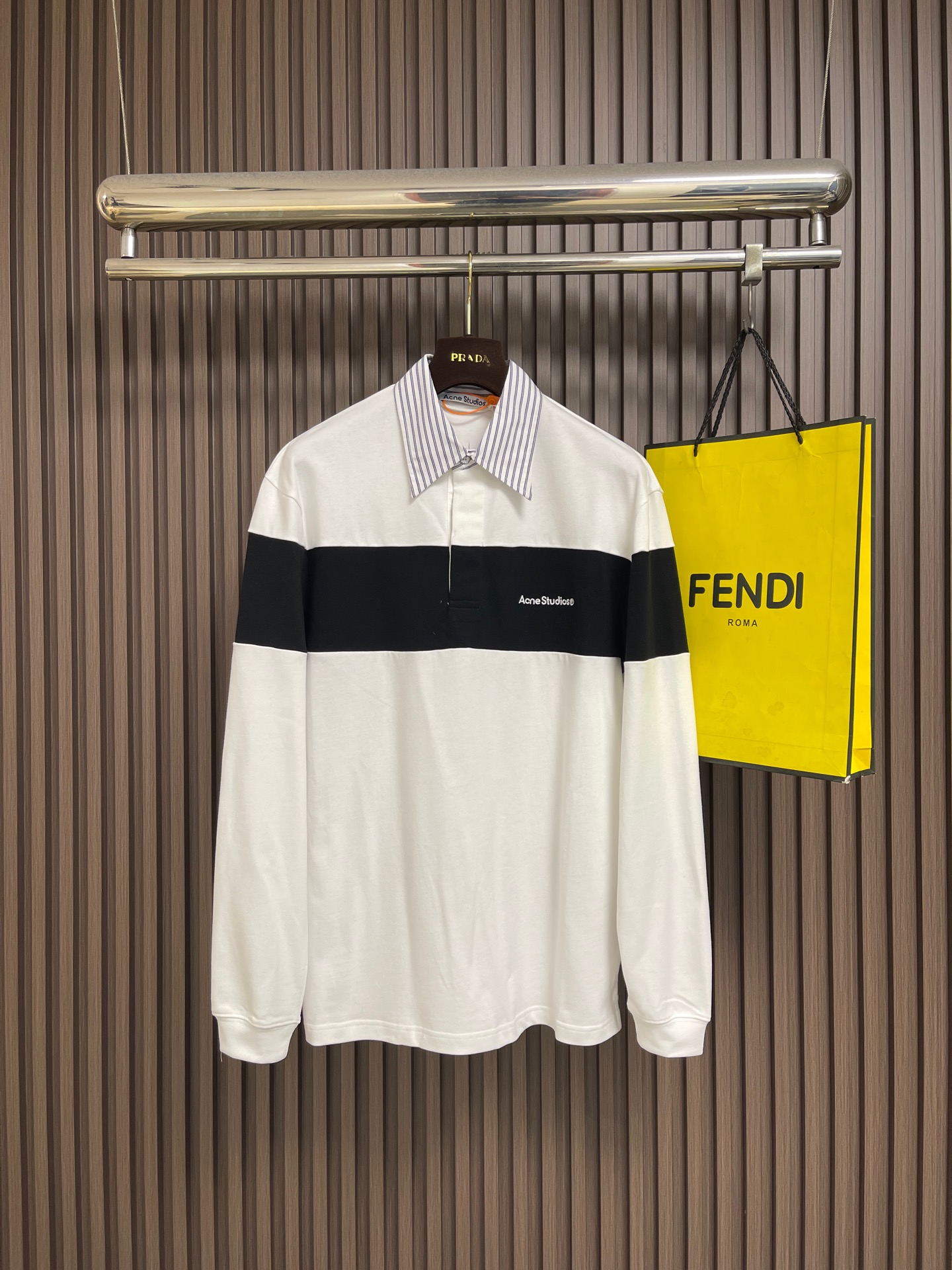 🛒🛒Acne Studios 刺绣条纹Polo领长袖卫衣外套，定制澄净柔光平织棉，以净白铺叙清透肌理，撞入墨黑横条，利落