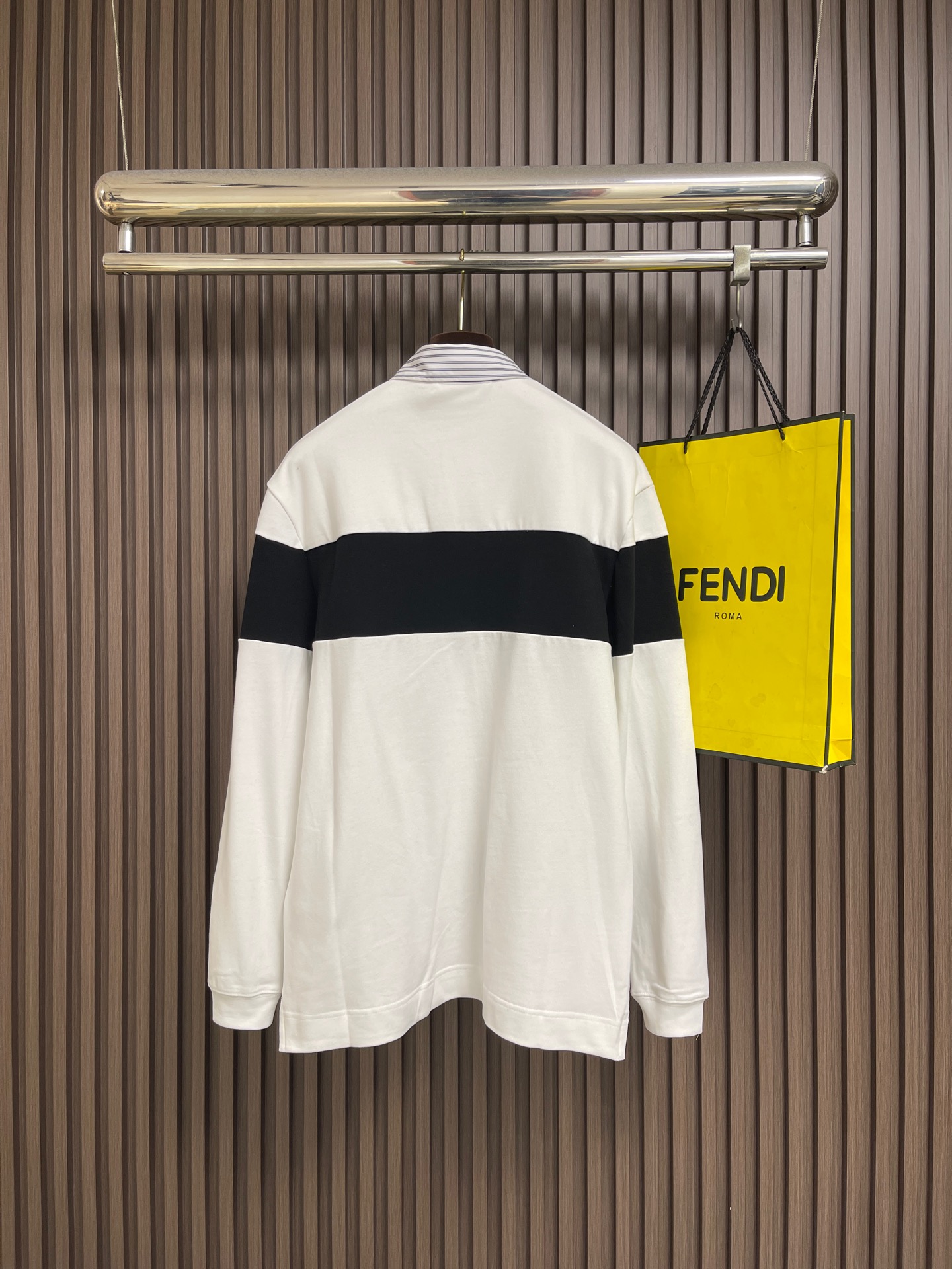 🛒🛒Acne Studios 刺绣条纹Polo领长袖卫衣外套，定制澄净柔光平织棉，以净白铺叙清透肌理，撞入墨黑横条，利落