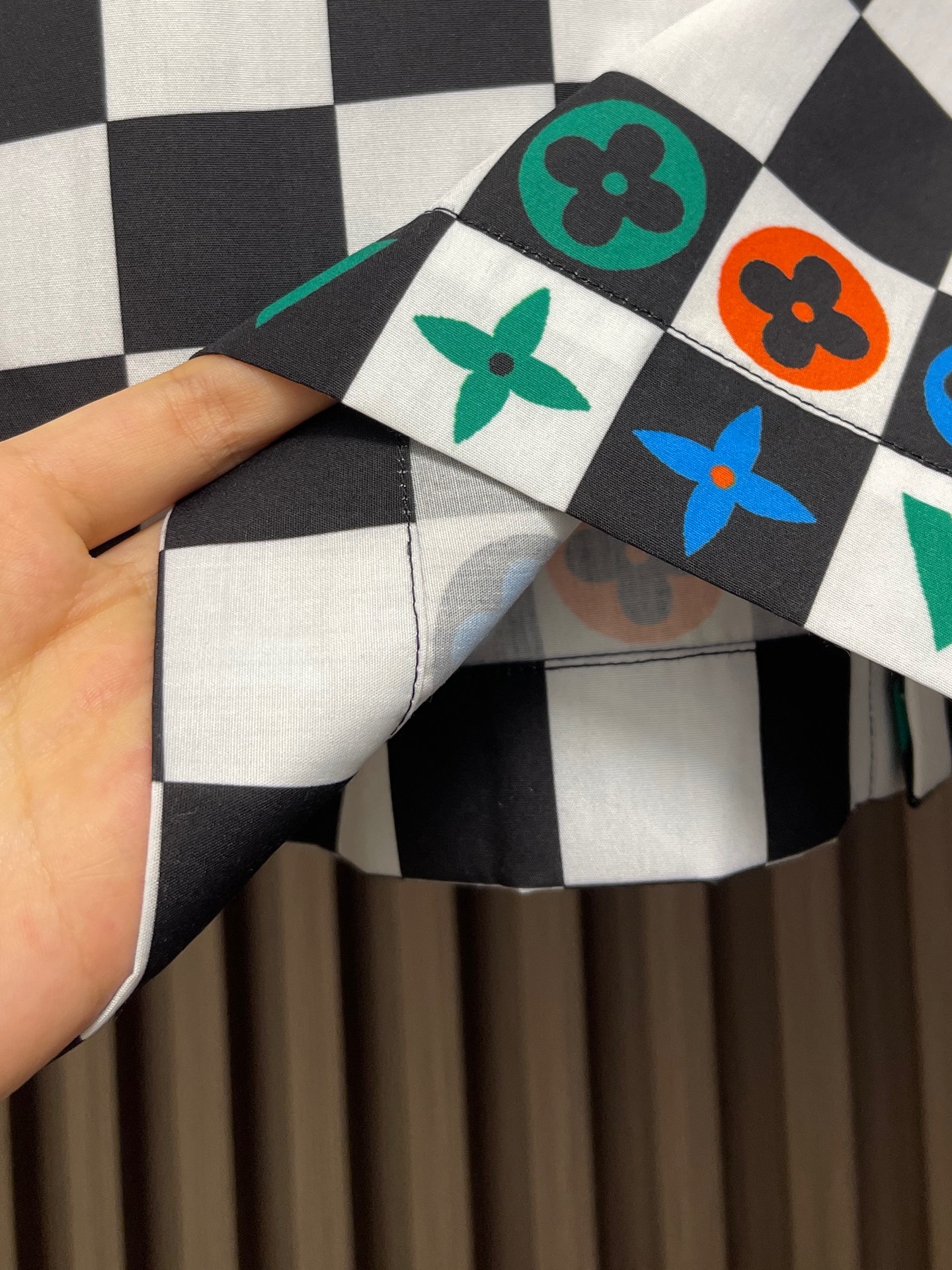 🛒🛒LV 2026SS新款棋盘格子印花短袖衬衫 本款短袖衬衫选用丝棉混纺面料，演绎从容考究的都市夏日风尚。棋盘格黑白 领
