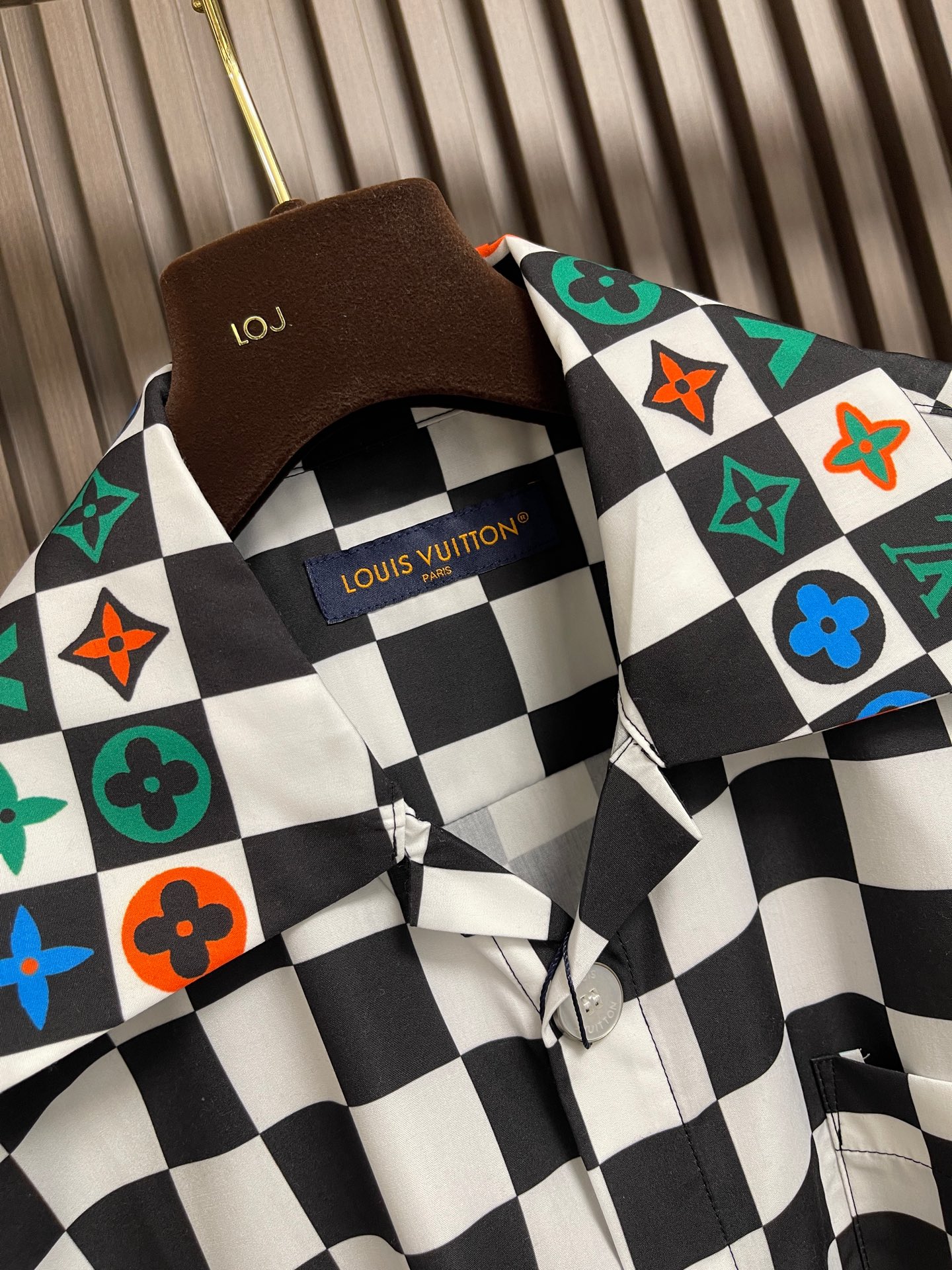 🛒🛒LV 2026SS新款棋盘格子印花短袖衬衫 本款短袖衬衫选用丝棉混纺面料，演绎从容考究的都市夏日风尚。棋盘格黑白 领