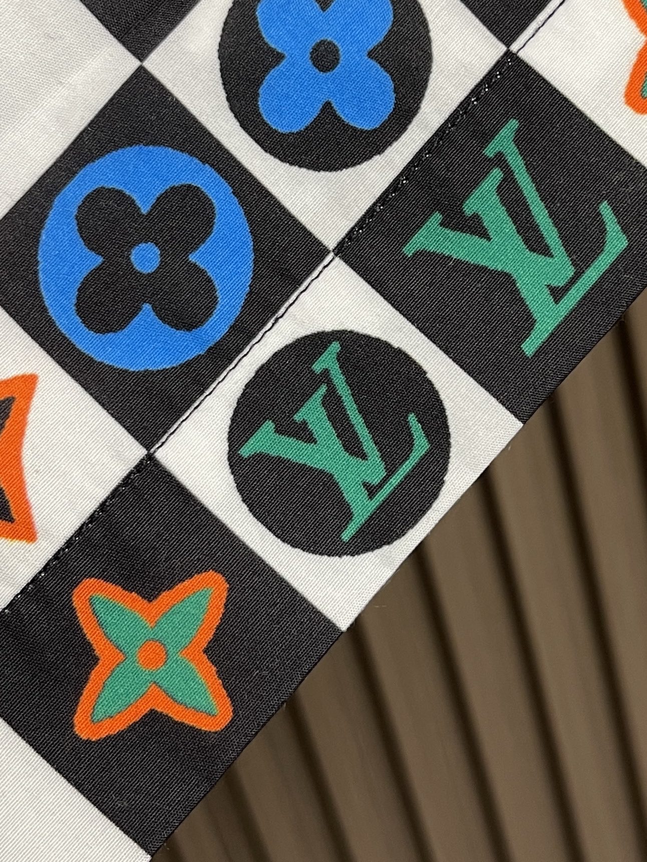 🛒🛒LV 2026SS新款棋盘格子印花短袖衬衫 本款短袖衬衫选用丝棉混纺面料，演绎从容考究的都市夏日风尚。棋盘格黑白 领