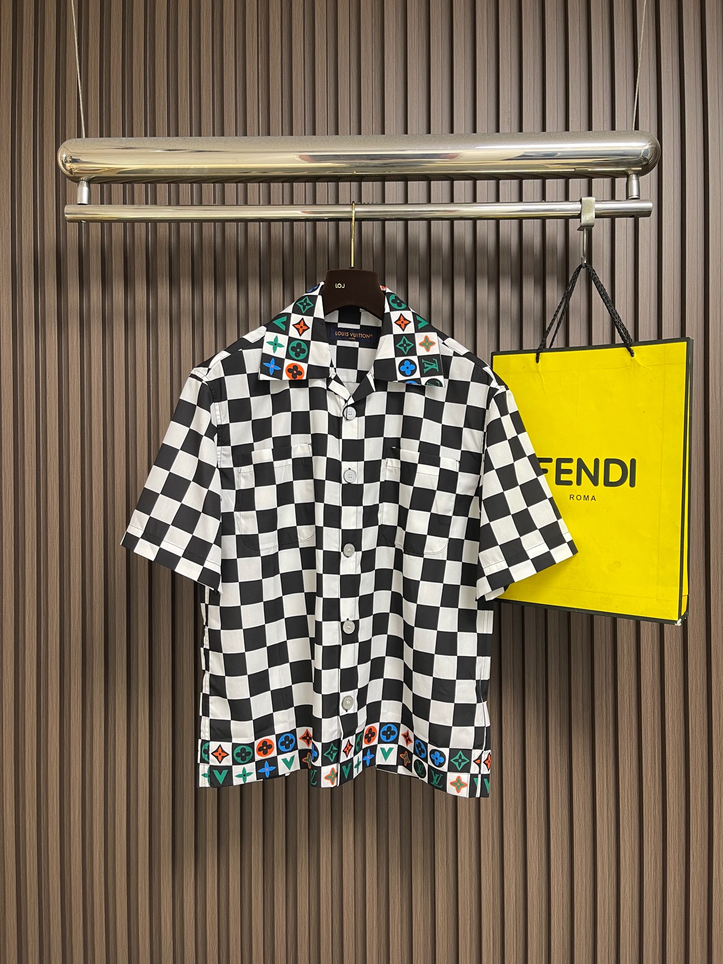 🛒🛒LV 2026SS新款棋盘格子印花短袖衬衫 本款短袖衬衫选用丝棉混纺面料，演绎从容考究的都市夏日风尚。棋盘格黑白 领