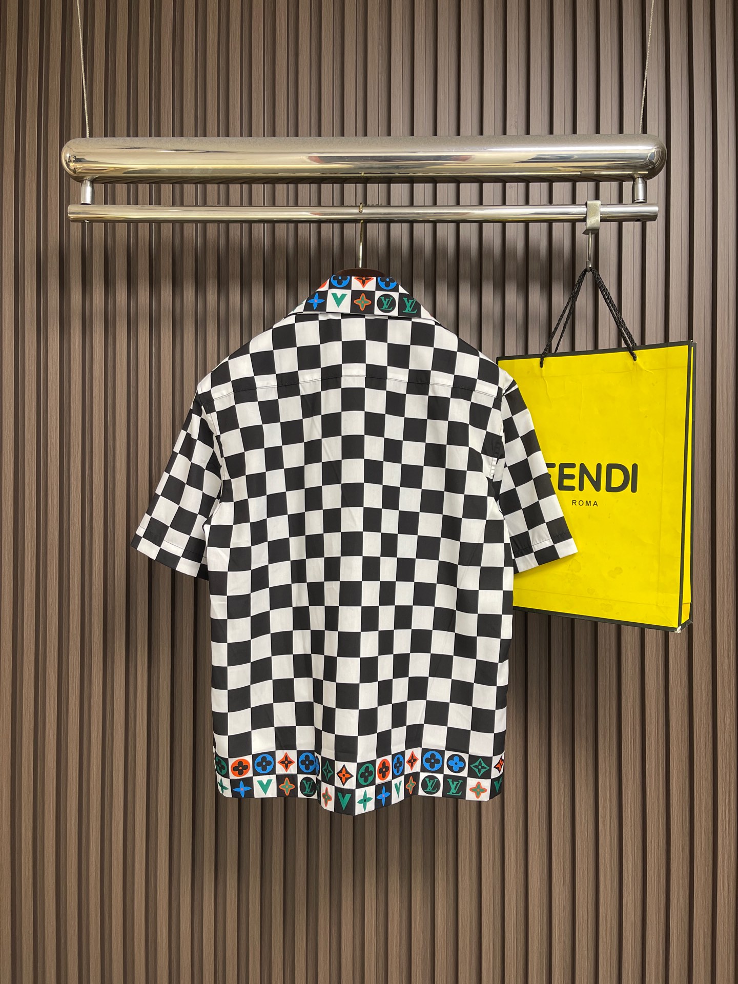 🛒🛒LV 2026SS新款棋盘格子印花短袖衬衫 本款短袖衬衫选用丝棉混纺面料，演绎从容考究的都市夏日风尚。棋盘格黑白 领