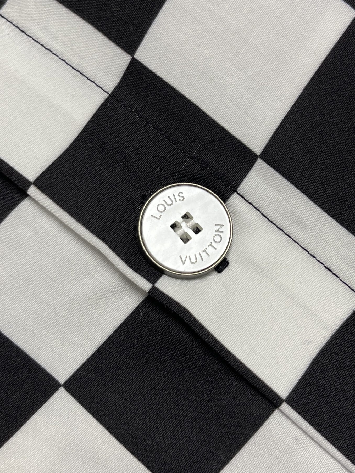 🛒🛒LV 2026SS新款棋盘格子印花短袖衬衫 本款短袖衬衫选用丝棉混纺面料，演绎从容考究的都市夏日风尚。棋盘格黑白 领
