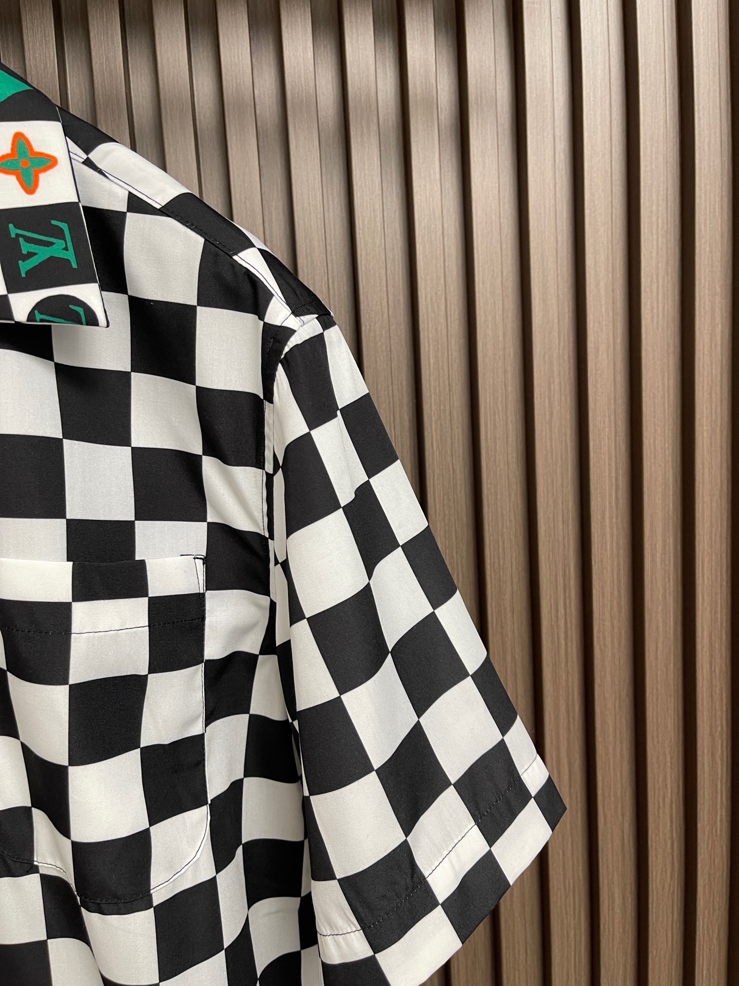 🛒🛒LV 2026SS新款棋盘格子印花短袖衬衫 本款短袖衬衫选用丝棉混纺面料，演绎从容考究的都市夏日风尚。棋盘格黑白 领