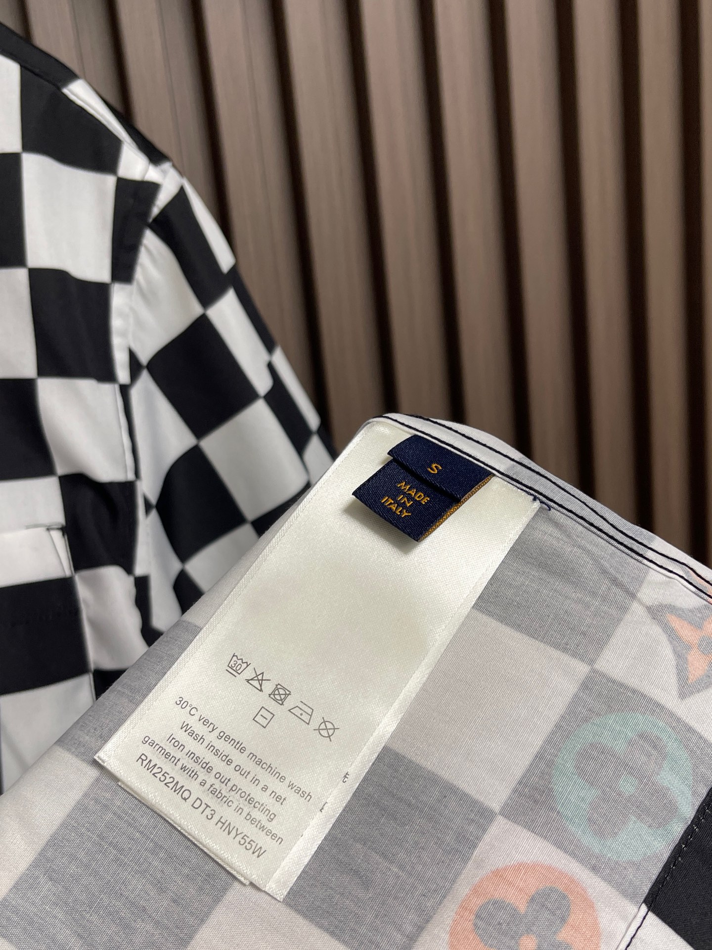 🛒🛒LV 2026SS新款棋盘格子印花短袖衬衫 本款短袖衬衫选用丝棉混纺面料，演绎从容考究的都市夏日风尚。棋盘格黑白 领