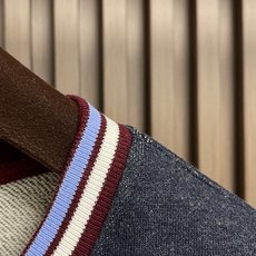 🛒🛒Prada 徽标条纹卫衣,定制夜靛云绒抓绒布,墨蓝藏青如暗夜凝萃,自带复古学院的柔光雅韵,领口与袖口缀以酒红与蓝白撞 🛒🛒Prada 徽标条纹卫衣,定制夜靛云绒抓绒布,墨蓝藏青如暗夜凝萃,自带复古学院的柔光雅韵,领口与袖口缀以酒红与蓝白撞