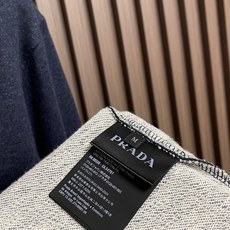 🛒🛒Prada 徽标条纹卫衣,定制夜靛云绒抓绒布,墨蓝藏青如暗夜凝萃,自带复古学院的柔光雅韵,领口与袖口缀以酒红与蓝白撞 🛒🛒Prada 徽标条纹卫衣,定制夜靛云绒抓绒布,墨蓝藏青如暗夜凝萃,自带复古学院的柔光雅韵,领口与袖口缀以酒红与蓝白撞