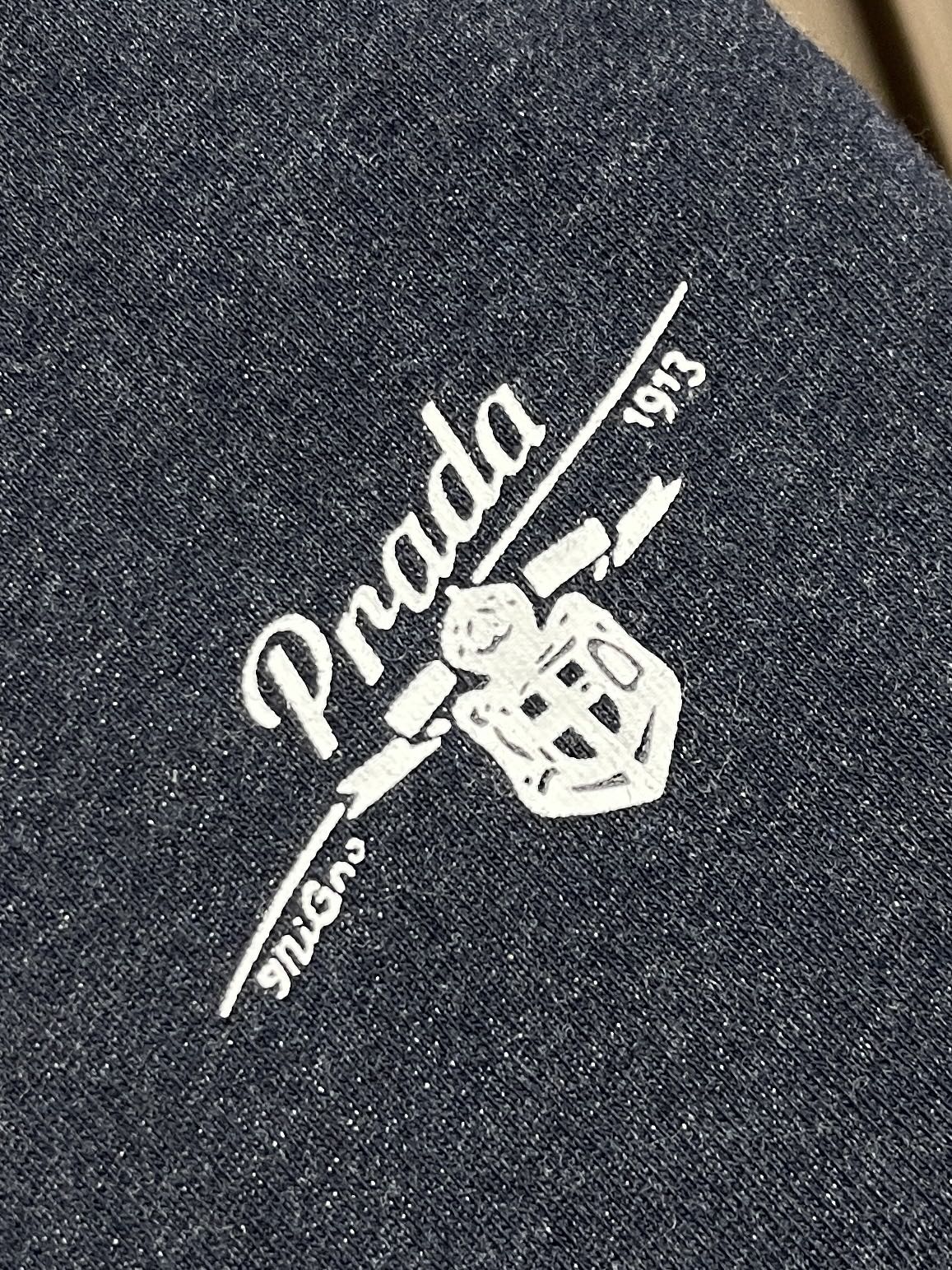 🛒🛒Prada 徽标条纹卫衣,定制夜靛云绒抓绒布,墨蓝藏青如暗夜凝萃,自带复古学院的柔光雅韵,领口与袖口缀以酒红与蓝白撞 🛒🛒Prada 徽标条纹卫衣,定制夜靛云绒抓绒布,墨蓝藏青如暗夜凝萃,自带复古学院的柔光雅韵,领口与袖口缀以酒红与蓝白撞