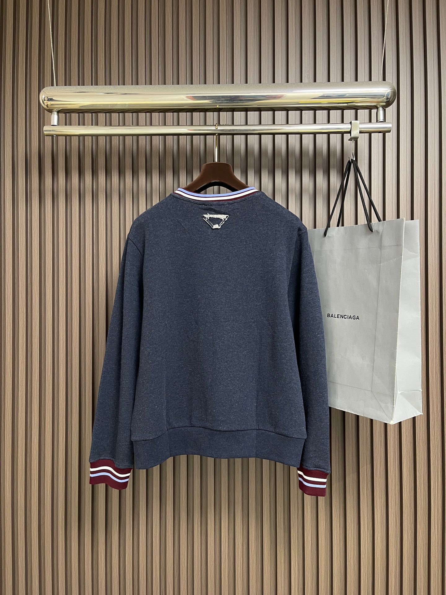 🛒🛒Prada 徽标条纹卫衣,定制夜靛云绒抓绒布,墨蓝藏青如暗夜凝萃,自带复古学院的柔光雅韵,领口与袖口缀以酒红与蓝白撞 🛒🛒Prada 徽标条纹卫衣,定制夜靛云绒抓绒布,墨蓝藏青如暗夜凝萃,自带复古学院的柔光雅韵,领口与袖口缀以酒红与蓝白撞