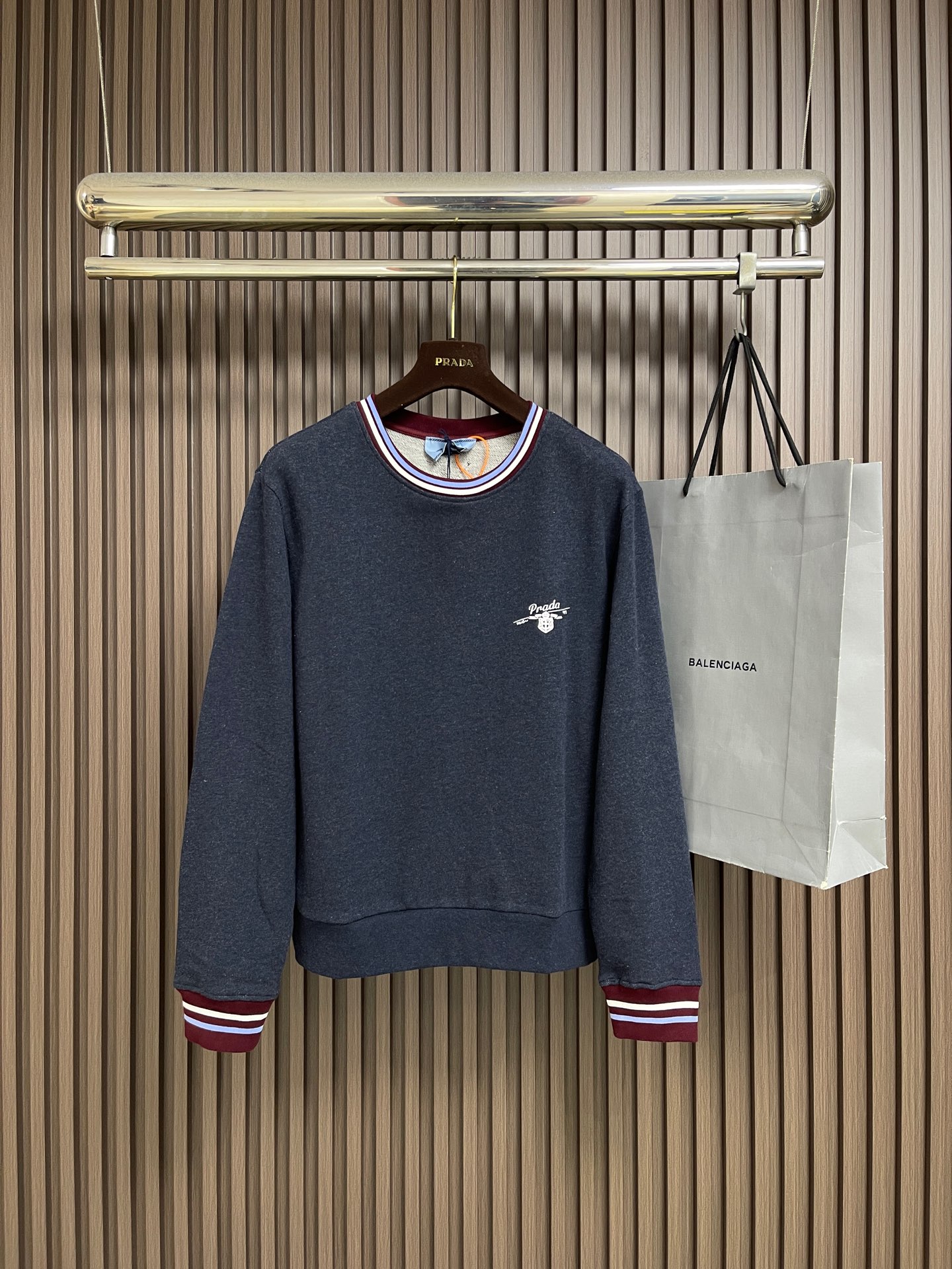 🛒🛒Prada 徽标条纹卫衣，定制夜靛云绒抓绒布，墨蓝藏青如暗夜凝萃，自带复古学院的柔光雅韵，领口与袖口缀以酒红与蓝白撞