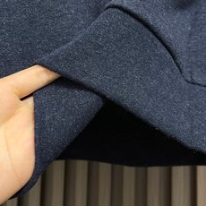 🛒🛒Prada 徽标条纹卫衣,定制夜靛云绒抓绒布,墨蓝藏青如暗夜凝萃,自带复古学院的柔光雅韵,领口与袖口缀以酒红与蓝白撞 🛒🛒Prada 徽标条纹卫衣,定制夜靛云绒抓绒布,墨蓝藏青如暗夜凝萃,自带复古学院的柔光雅韵,领口与袖口缀以酒红与蓝白撞