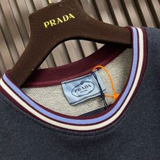 🛒🛒Prada 徽标条纹卫衣,定制夜靛云绒抓绒布,墨蓝藏青如暗夜凝萃,自带复古学院的柔光雅韵,领口与袖口缀以酒红与蓝白撞 🛒🛒Prada 徽标条纹卫衣,定制夜靛云绒抓绒布,墨蓝藏青如暗夜凝萃,自带复古学院的柔光雅韵,领口与袖口缀以酒红与蓝白撞