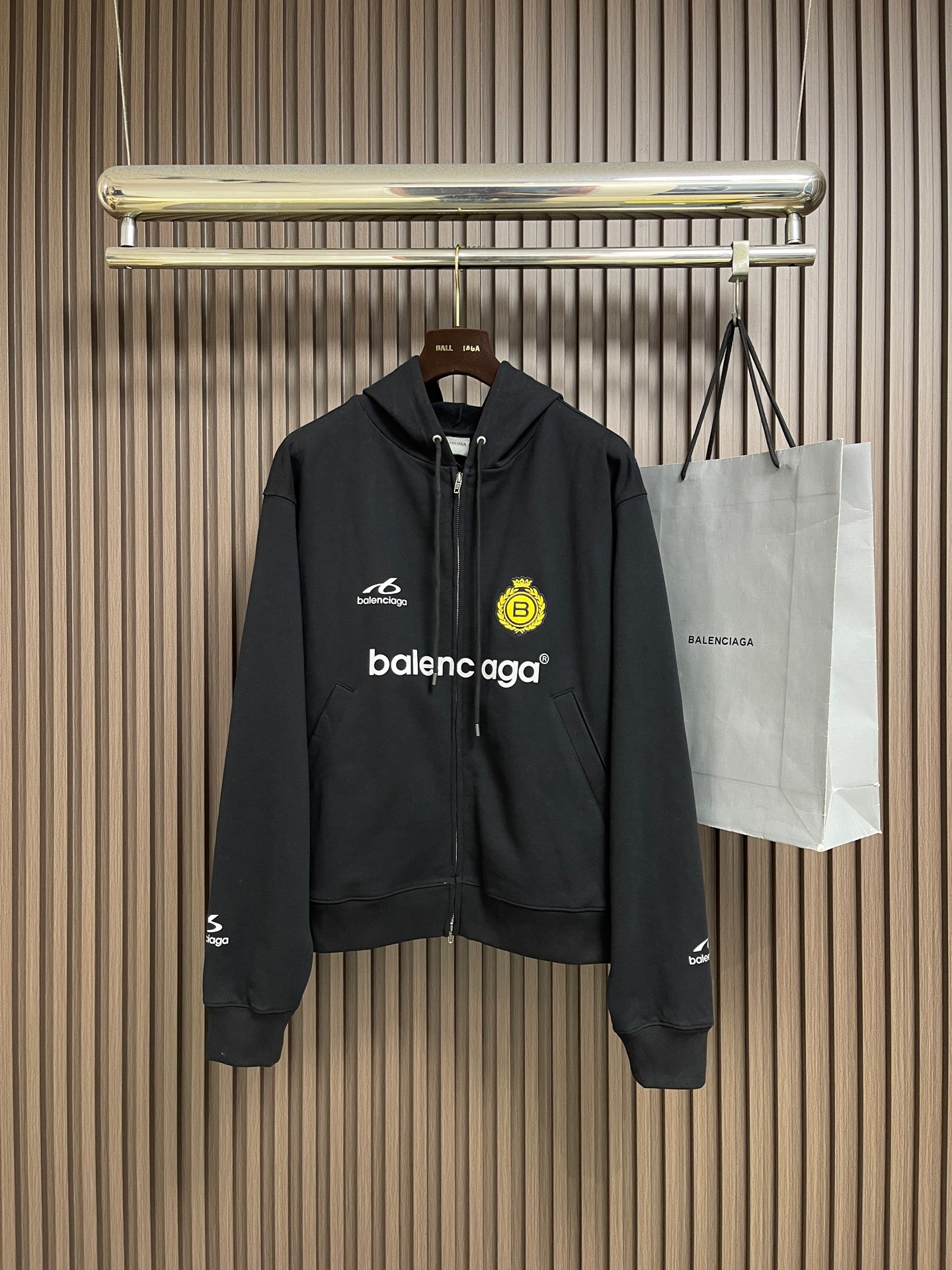 🛒🛒Balenciaga Soccer 10号足球印花拉链外套，定制黑曜云绒毛圈布，胸前左侧缀以Naval Crest艺