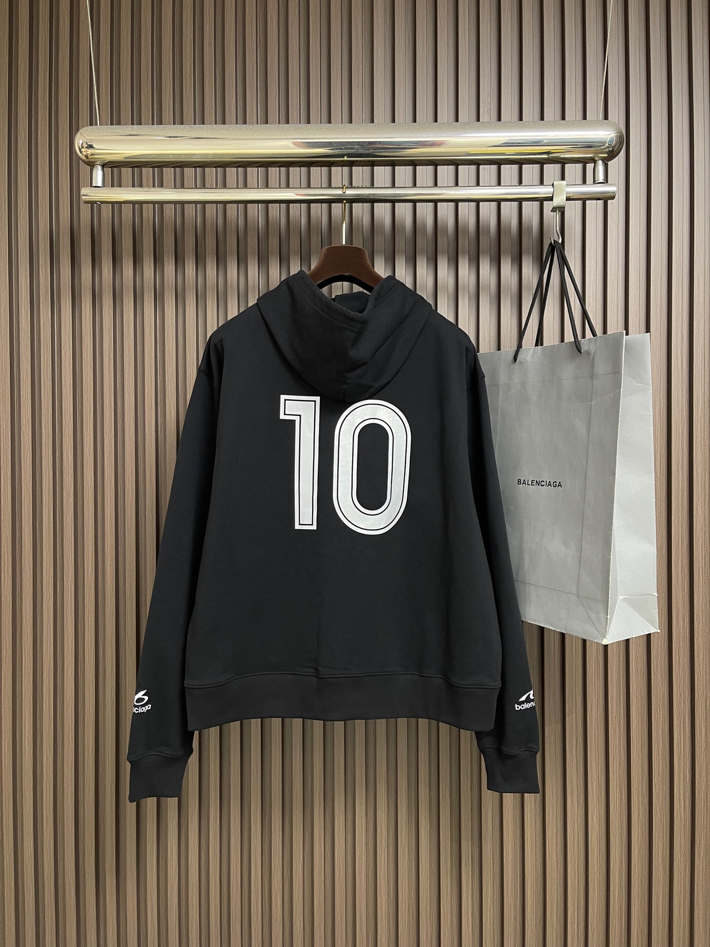 🛒🛒Balenciaga Soccer 10号足球印花拉链外套，定制黑曜云绒毛圈布，胸前左侧缀以Naval Crest艺