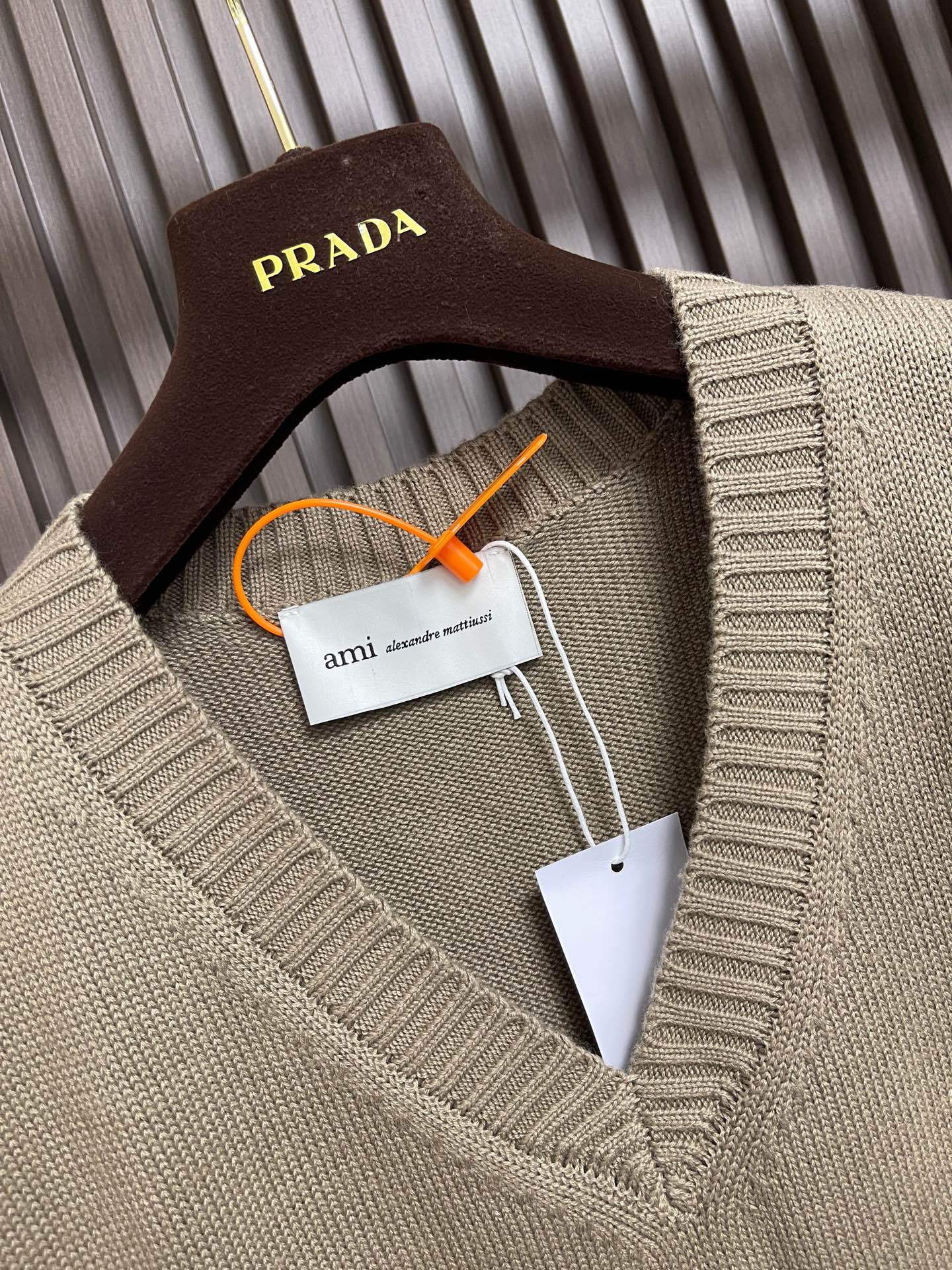 🛒🛒Ami Paris爱心提花毛织马甲,定织精纺云柔羊毛棉混纺,胸前白色爱心A字提花,是品牌基因的凝练表达,于简约处点亮 🛒🛒Ami Paris爱心提花毛织马甲,定织精纺云柔羊毛棉混纺,胸前白色爱心A字提花,是品牌基因的凝练表达,于简约处点亮