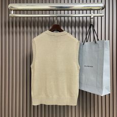 🛒🛒Ami Paris爱心提花毛织马甲,定织精纺云柔羊毛棉混纺,胸前白色爱心A字提花,是品牌基因的凝练表达,于简约处点亮 🛒🛒Ami Paris爱心提花毛织马甲,定织精纺云柔羊毛棉混纺,胸前白色爱心A字提花,是品牌基因的凝练表达,于简约处点亮