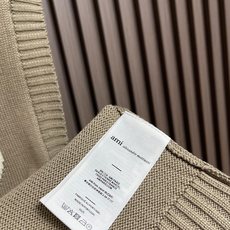 🛒🛒Ami Paris爱心提花毛织马甲,定织精纺云柔羊毛棉混纺,胸前白色爱心A字提花,是品牌基因的凝练表达,于简约处点亮 🛒🛒Ami Paris爱心提花毛织马甲,定织精纺云柔羊毛棉混纺,胸前白色爱心A字提花,是品牌基因的凝练表达,于简约处点亮