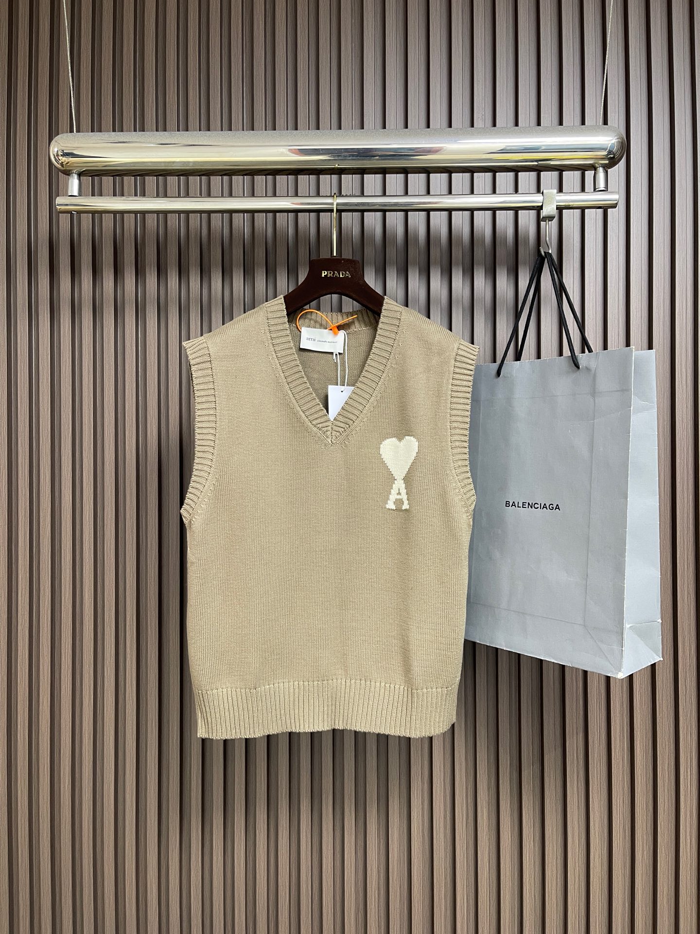 🛒🛒Ami Paris爱心提花毛织马甲，定织精纺云柔羊毛棉混纺，胸前白色爱心A字提花，是品牌基因的凝练表达，于简约处点亮