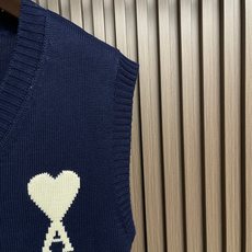 🛒🛒Ami Paris爱心提花毛织马甲,定织精纺云柔羊毛棉混纺,胸前白色爱心A字提花,是品牌基因的凝练表达,于简约处点亮 🛒🛒Ami Paris爱心提花毛织马甲,定织精纺云柔羊毛棉混纺,胸前白色爱心A字提花,是品牌基因的凝练表达,于简约处点亮