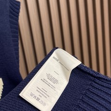 🛒🛒Ami Paris爱心提花毛织马甲,定织精纺云柔羊毛棉混纺,胸前白色爱心A字提花,是品牌基因的凝练表达,于简约处点亮 🛒🛒Ami Paris爱心提花毛织马甲,定织精纺云柔羊毛棉混纺,胸前白色爱心A字提花,是品牌基因的凝练表达,于简约处点亮
