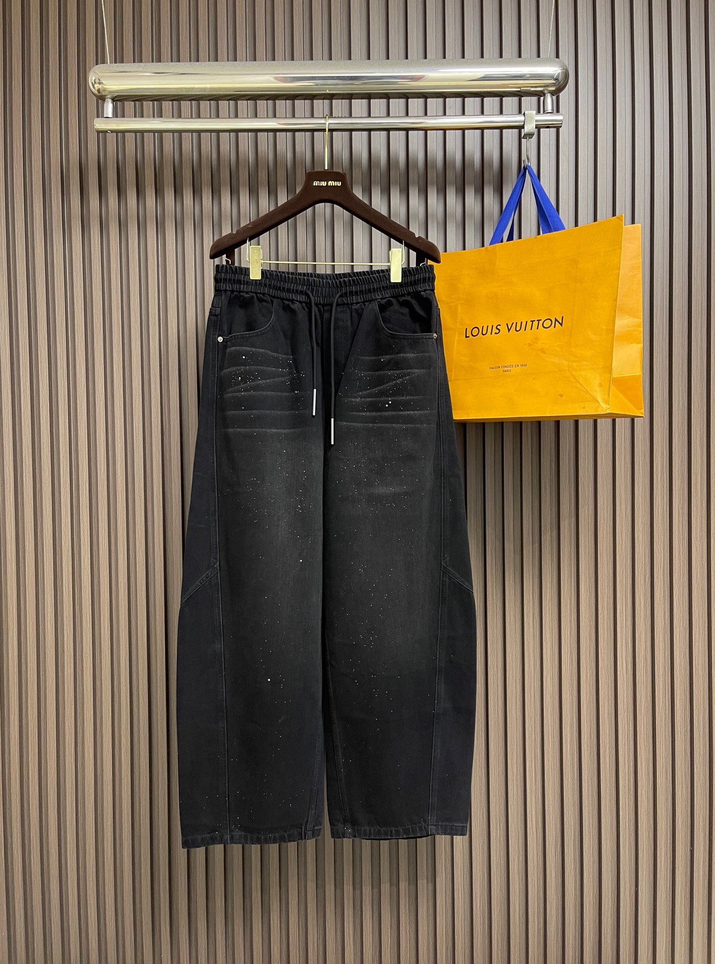 🛒🛒VALENTINO 2026FW秋冬新款黑色水洗斜纹全棉抽绳，男士时尚满天星装饰宽松阔腿牛仔！贸易公司渠道稀出，同步