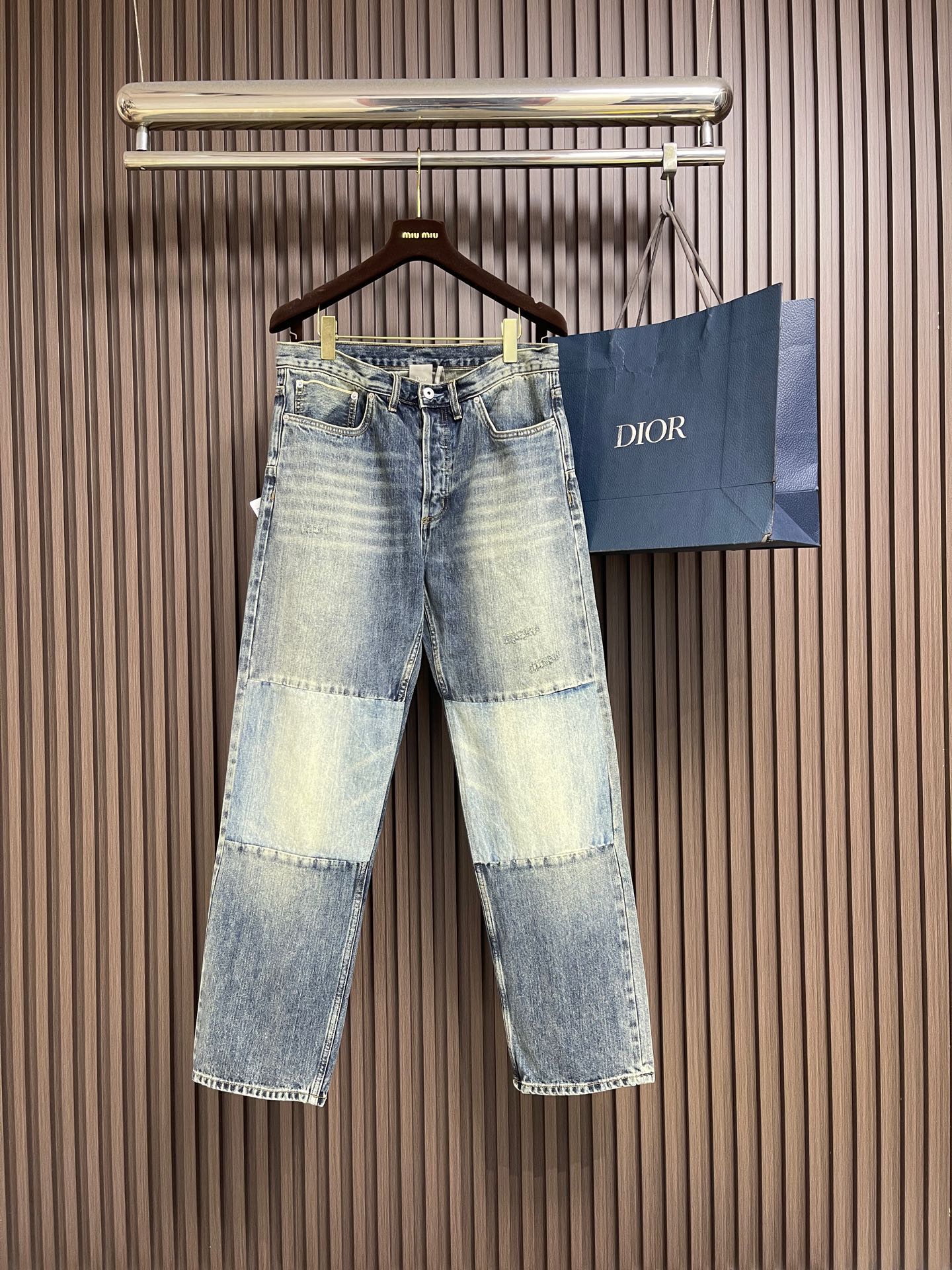 🛒🛒Dior 水洗压纹牛仔外长裤，定制幻韵浅蓝石磨水洗棉质丹宁绸，优先定位喷马溜再通过手搓出渐变效果 ，采用冲压填充技术