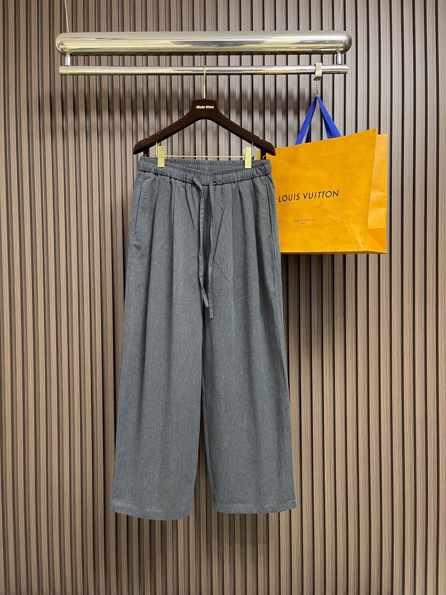 🛒🛒BOTTEGA VENETA BV2026ss 夏季新款薄款休闲长裤 拼接线条设计 宽版版型夏季穿着透气舒适 上身轻