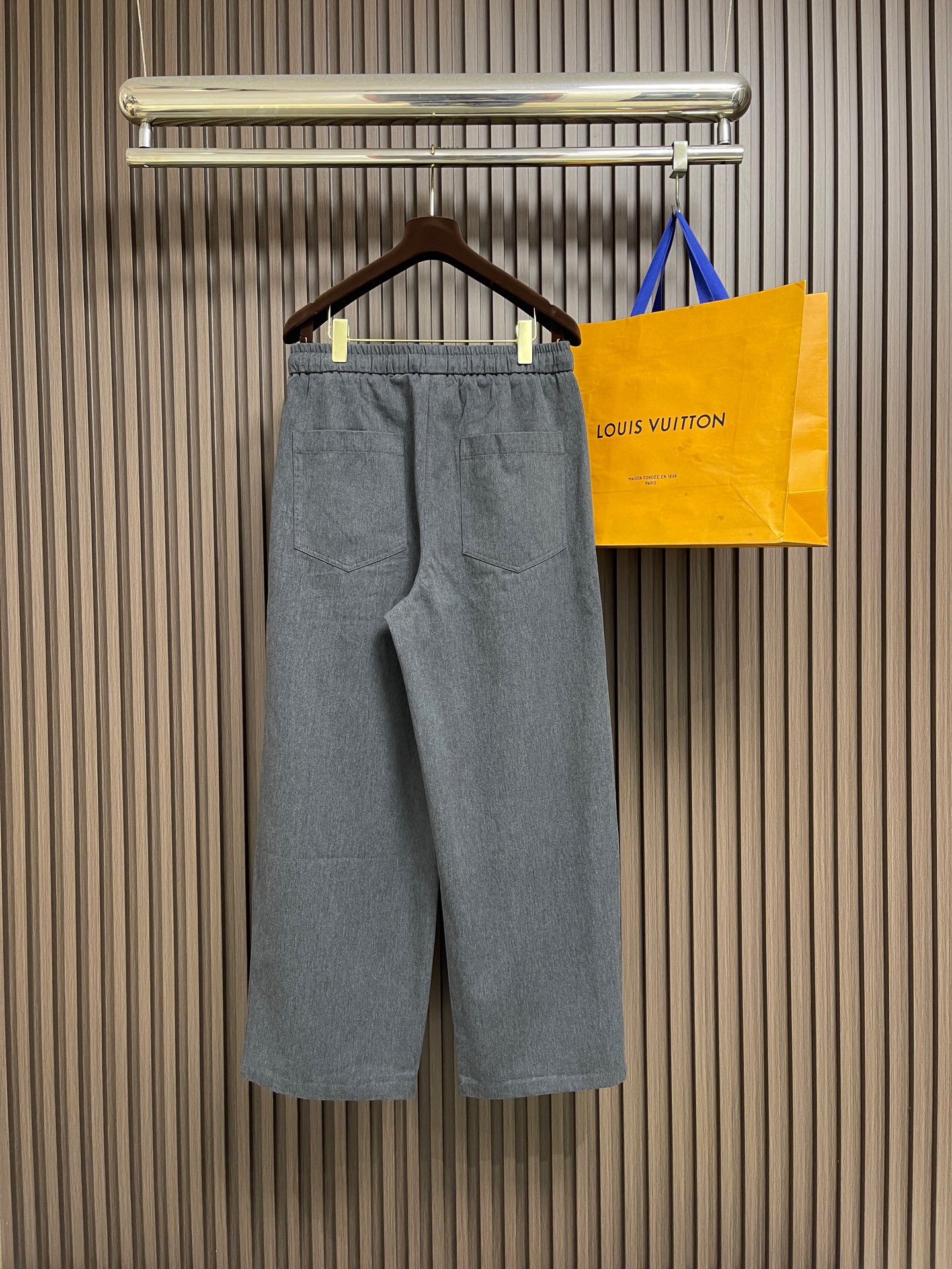 🛒🛒BOTTEGA VENETA BV2026ss 夏季新款薄款休闲长裤 拼接线条设计 宽版版型夏季穿着透气舒适 上身轻 🛒🛒BOTTEGA VENETA BV2026ss 夏季新款薄款休闲长裤 拼接线条设计 宽版版型夏季穿着透气舒适 上身轻