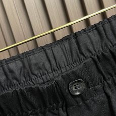🛒🛒LOEWE 极简素色阔型休闲裤,肌理细腻柔和,自带干爽透气的触感,快速散走热气,完全适配春夏闷热天气;面料自带自然轻 🛒🛒LOEWE 极简素色阔型休闲裤,肌理细腻柔和,自带干爽透气的触感,快速散走热气,完全适配春夏闷热天气;面料自带自然轻