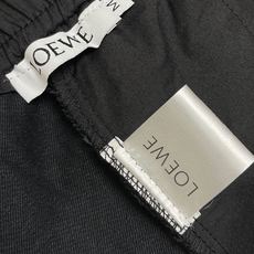 🛒🛒LOEWE 极简素色阔型休闲裤,肌理细腻柔和,自带干爽透气的触感,快速散走热气,完全适配春夏闷热天气;面料自带自然轻 🛒🛒LOEWE 极简素色阔型休闲裤,肌理细腻柔和,自带干爽透气的触感,快速散走热气,完全适配春夏闷热天气;面料自带自然轻