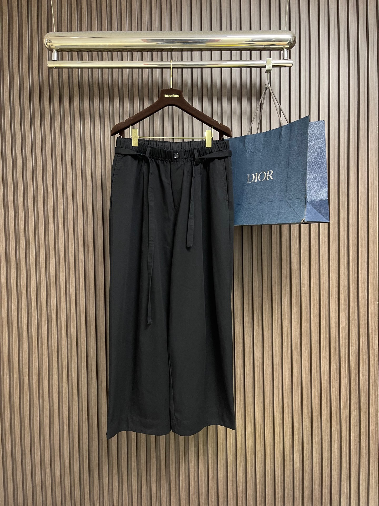 🛒🛒LOEWE 极简素色阔型休闲裤，肌理细腻柔和，自带干爽透气的触感，快速散走热气，完全适配春夏闷热天气；面料自带自然轻