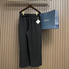 🛒🛒LOEWE 极简素色阔型休闲裤,肌理细腻柔和,自带干爽透气的触感,快速散走热气,完全适配春夏闷热天气;面料自带自然轻 🛒🛒LOEWE 极简素色阔型休闲裤,肌理细腻柔和,自带干爽透气的触感,快速散走热气,完全适配春夏闷热天气;面料自带自然轻