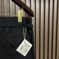 🛒🛒LOEWE 极简素色阔型休闲裤,肌理细腻柔和,自带干爽透气的触感,快速散走热气,完全适配春夏闷热天气;面料自带自然轻 🛒🛒LOEWE 极简素色阔型休闲裤,肌理细腻柔和,自带干爽透气的触感,快速散走热气,完全适配春夏闷热天气;面料自带自然轻