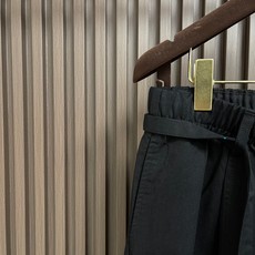 🛒🛒LOEWE 极简素色阔型休闲裤,肌理细腻柔和,自带干爽透气的触感,快速散走热气,完全适配春夏闷热天气;面料自带自然轻 🛒🛒LOEWE 极简素色阔型休闲裤,肌理细腻柔和,自带干爽透气的触感,快速散走热气,完全适配春夏闷热天气;面料自带自然轻