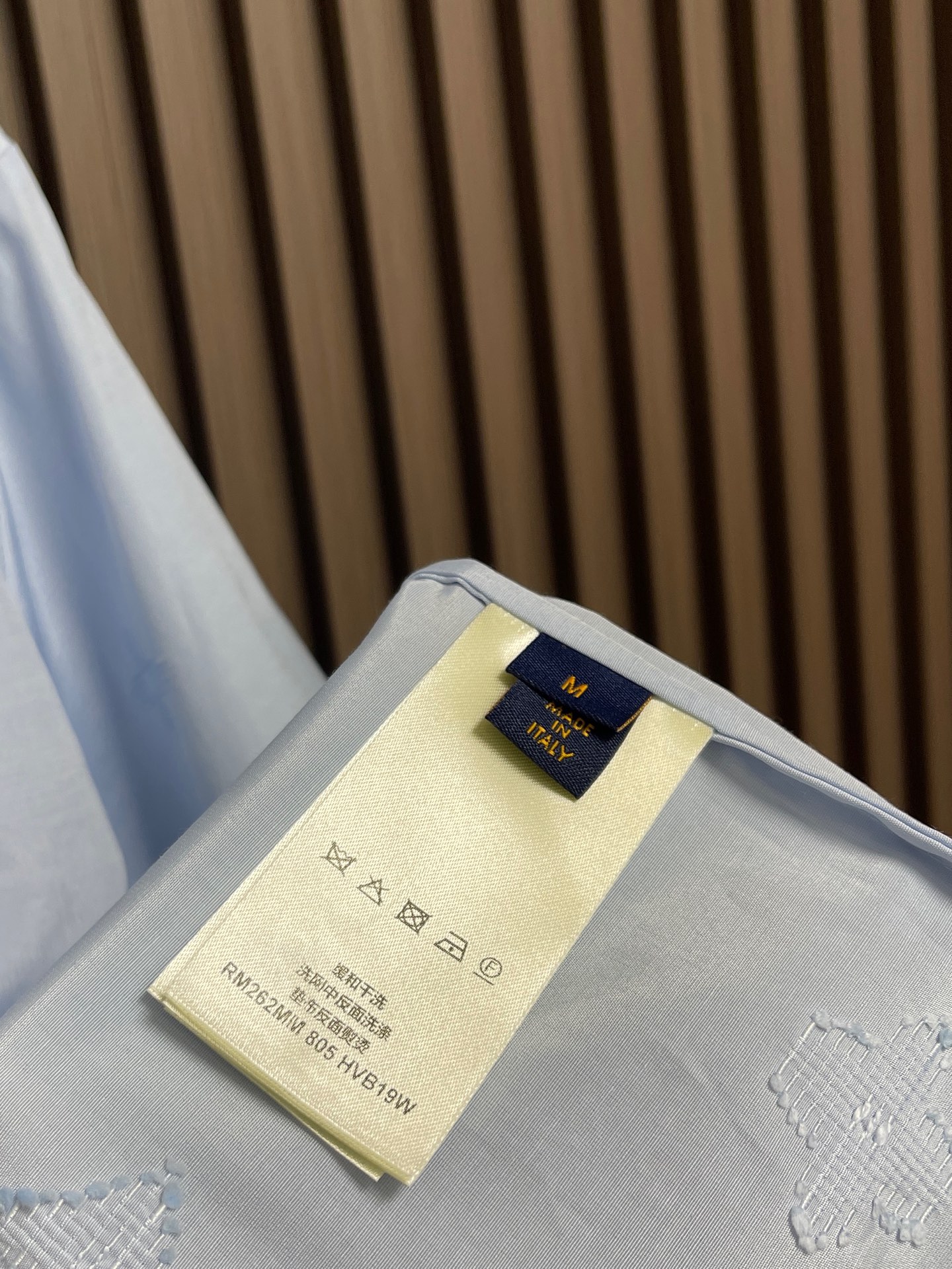 🛒🛒LV 珠皮呢开领短袖衬衫,本款棉质混纺短袖衬衫渲染考究色调,缓缓流露清新夏日气息。品牌标识间隔排布于 Monogra 🛒🛒LV 珠皮呢开领短袖衬衫,本款棉质混纺短袖衬衫渲染考究色调,缓缓流露清新夏日气息。品牌标识间隔排布于 Monogra