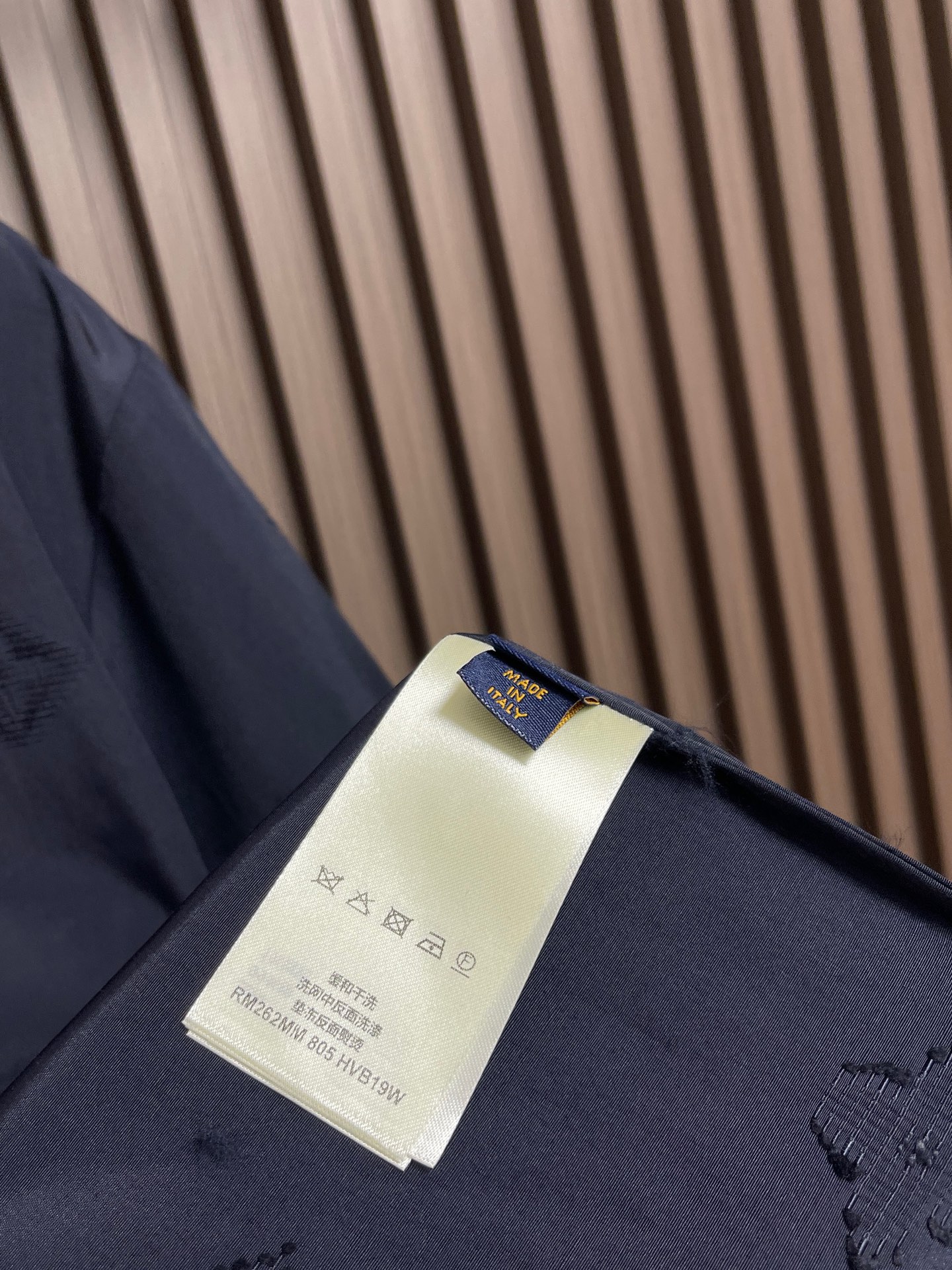 🛒🛒LV 珠皮呢开领短袖衬衫,本款棉质混纺短袖衬衫渲染考究色调,缓缓流露清新夏日气息。品牌标识间隔排布于 Monogra 🛒🛒LV 珠皮呢开领短袖衬衫,本款棉质混纺短袖衬衫渲染考究色调,缓缓流露清新夏日气息。品牌标识间隔排布于 Monogra