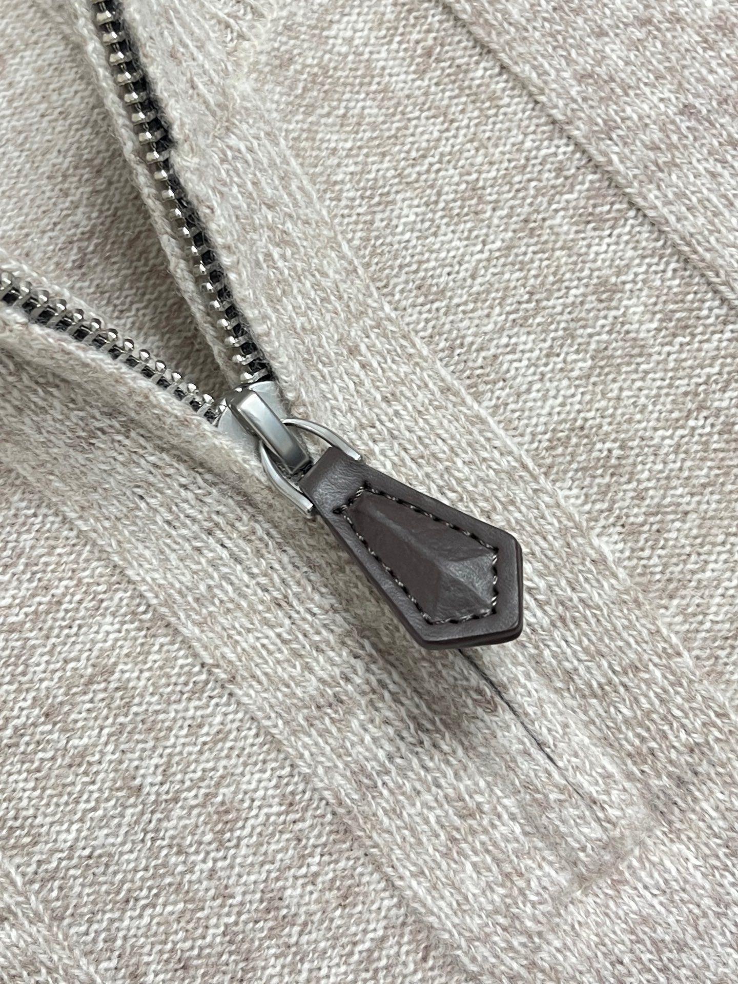 🛒🛒Loro piana 半拉链毛衣Polo针织衫,混纺针织面料,羊毛 山羊绒、面料厚实软糯,哑光高级质感,抗起球不易松 🛒🛒Loro piana 半拉链毛衣Polo针织衫,混纺针织面料,羊毛 山羊绒、面料厚实软糯,哑光高级质感,抗起球不易松