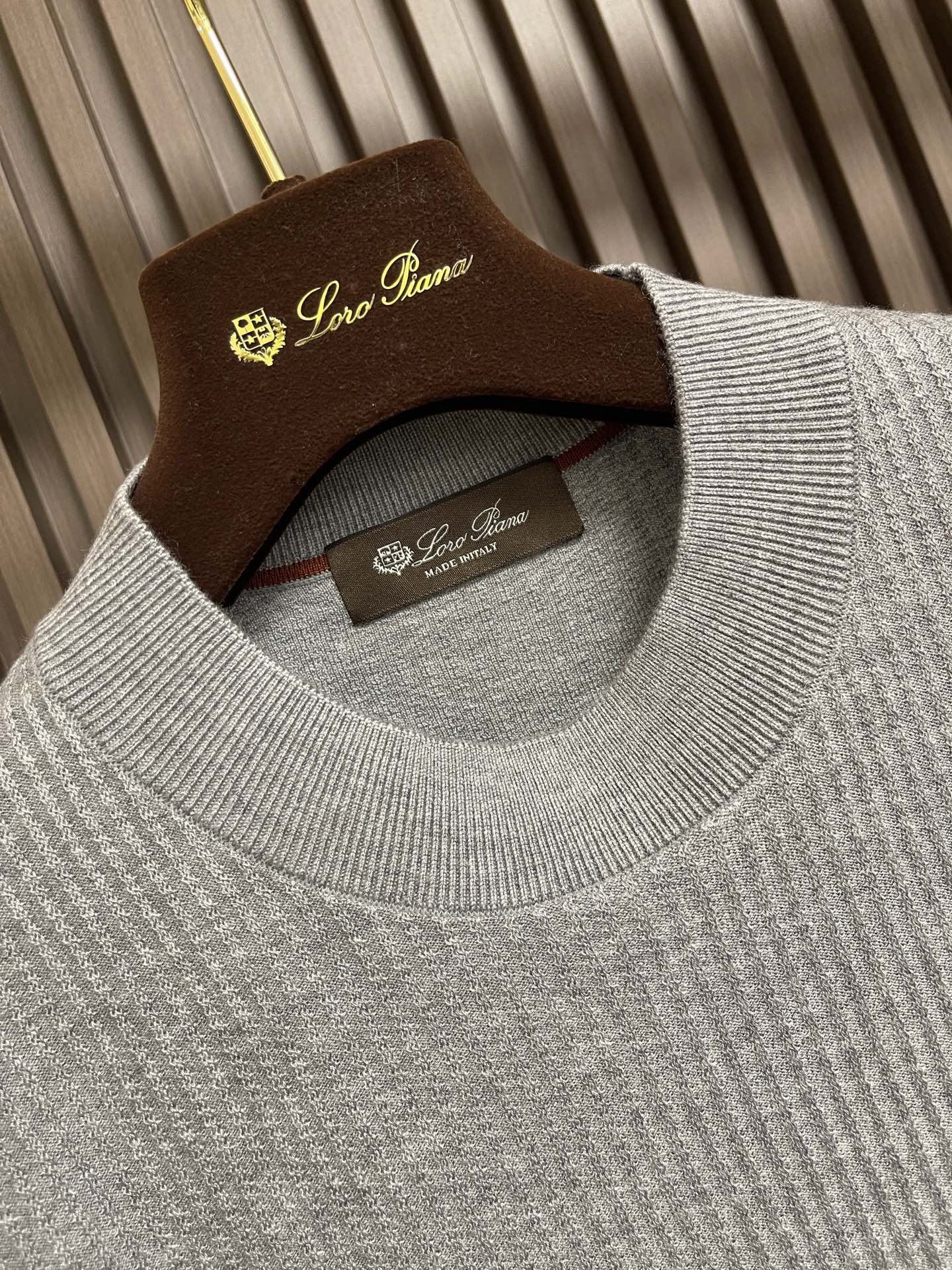 🛒🛒Loro piana 圆领针织毛衣,匠心圆领版型,低调精致,不张扬却处处考究,恰到好处修饰脖颈线条,日常内搭、单穿都 🛒🛒Loro piana 圆领针织毛衣,匠心圆领版型,低调精致,不张扬却处处考究,恰到好处修饰脖颈线条,日常内搭、单穿都