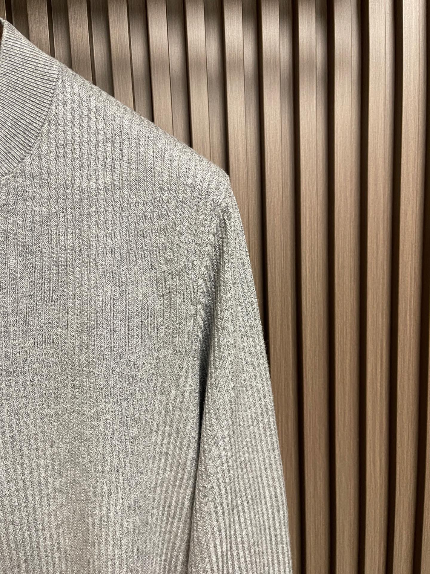 🛒🛒Loro piana 圆领针织毛衣,匠心圆领版型,低调精致,不张扬却处处考究,恰到好处修饰脖颈线条,日常内搭、单穿都 🛒🛒Loro piana 圆领针织毛衣,匠心圆领版型,低调精致,不张扬却处处考究,恰到好处修饰脖颈线条,日常内搭、单穿都