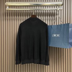 🛒🛒Loro piana 圆领针织毛衣,匠心圆领版型,低调精致,不张扬却处处考究,恰到好处修饰脖颈线条,日常内搭、单穿都 🛒🛒Loro piana 圆领针织毛衣,匠心圆领版型,低调精致,不张扬却处处考究,恰到好处修饰脖颈线条,日常内搭、单穿都