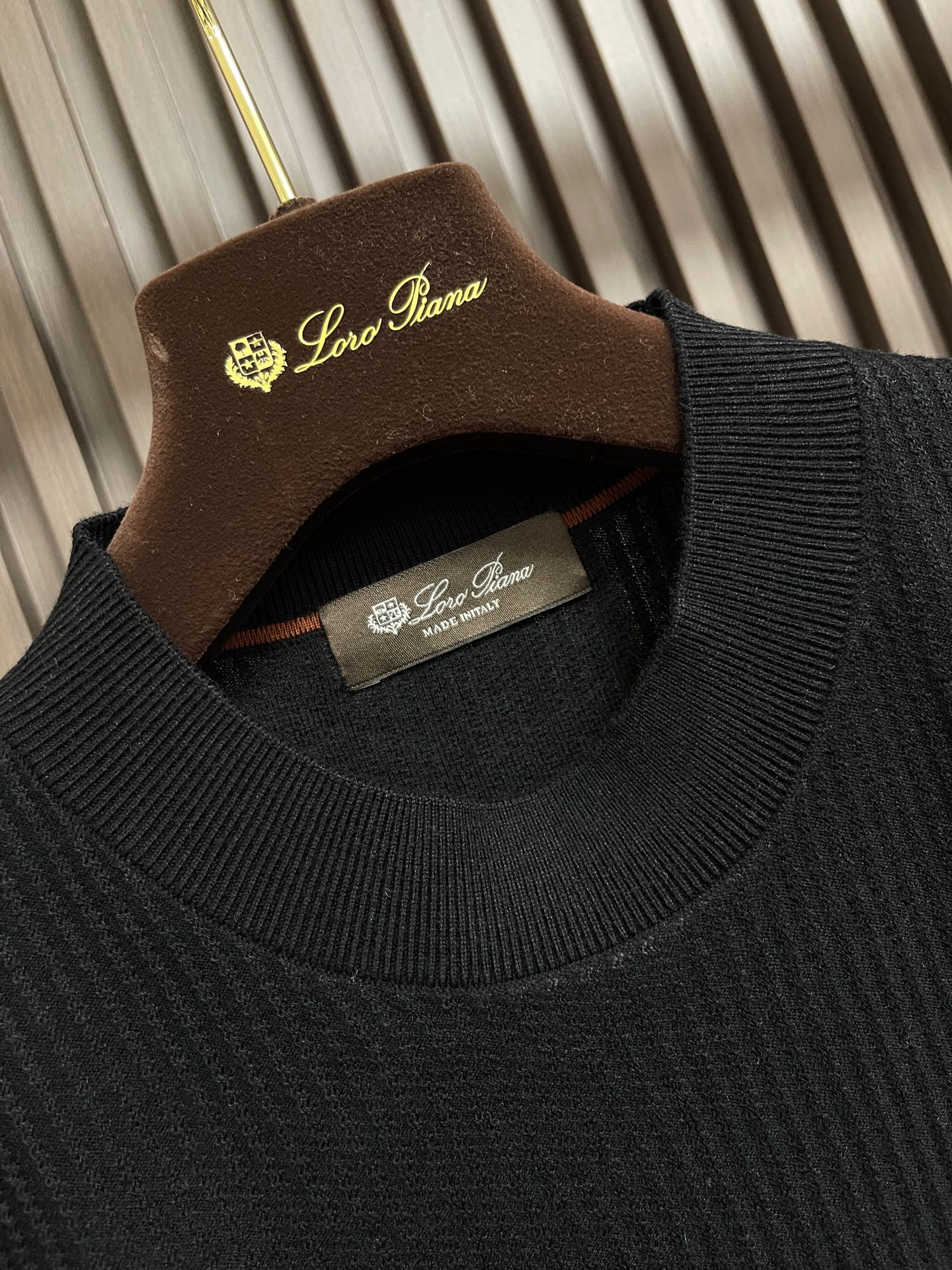🛒🛒Loro piana 圆领针织毛衣,匠心圆领版型,低调精致,不张扬却处处考究,恰到好处修饰脖颈线条,日常内搭、单穿都 🛒🛒Loro piana 圆领针织毛衣,匠心圆领版型,低调精致,不张扬却处处考究,恰到好处修饰脖颈线条,日常内搭、单穿都