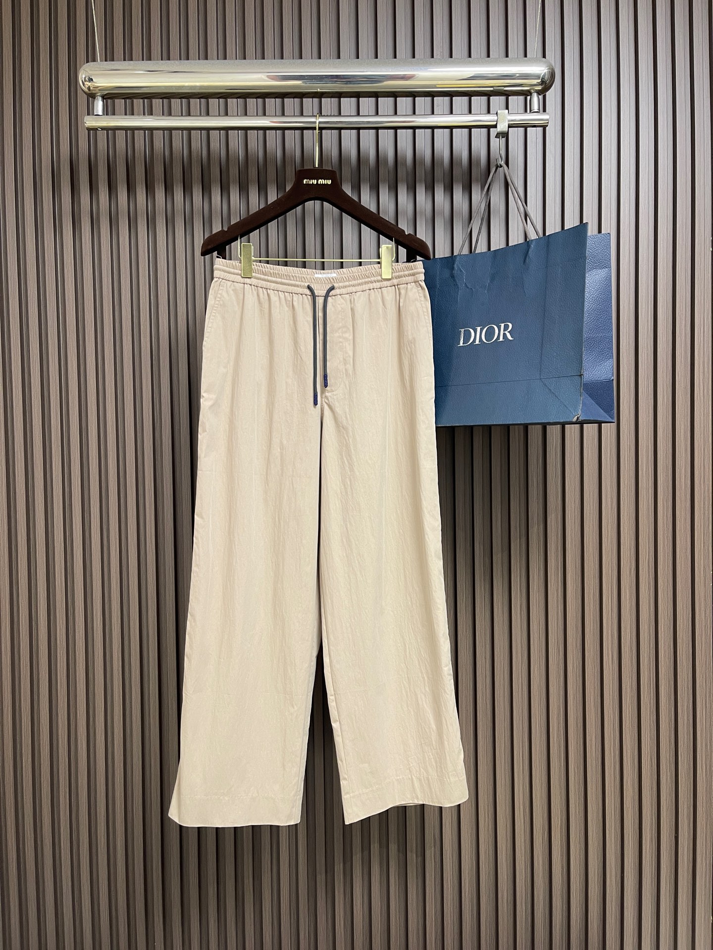 🛒🛒Loewe 运动休闲裤直筒长裤，面料经过特殊水洗工艺，自带自然微皱肌理，不易生硬起皱，兼顾挺括版型与柔软上身感，吸湿