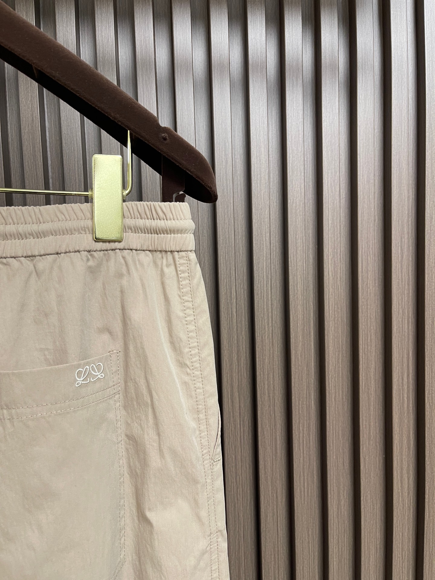 🛒🛒Loewe 运动休闲裤直筒长裤，面料经过特殊水洗工艺，自带自然微皱肌理，不易生硬起皱，兼顾挺括版型与柔软上身感，吸湿