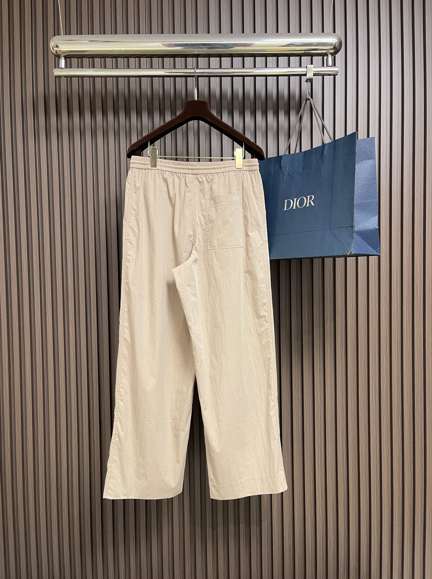 🛒🛒Loewe 运动休闲裤直筒长裤，面料经过特殊水洗工艺，自带自然微皱肌理，不易生硬起皱，兼顾挺括版型与柔软上身感，吸湿