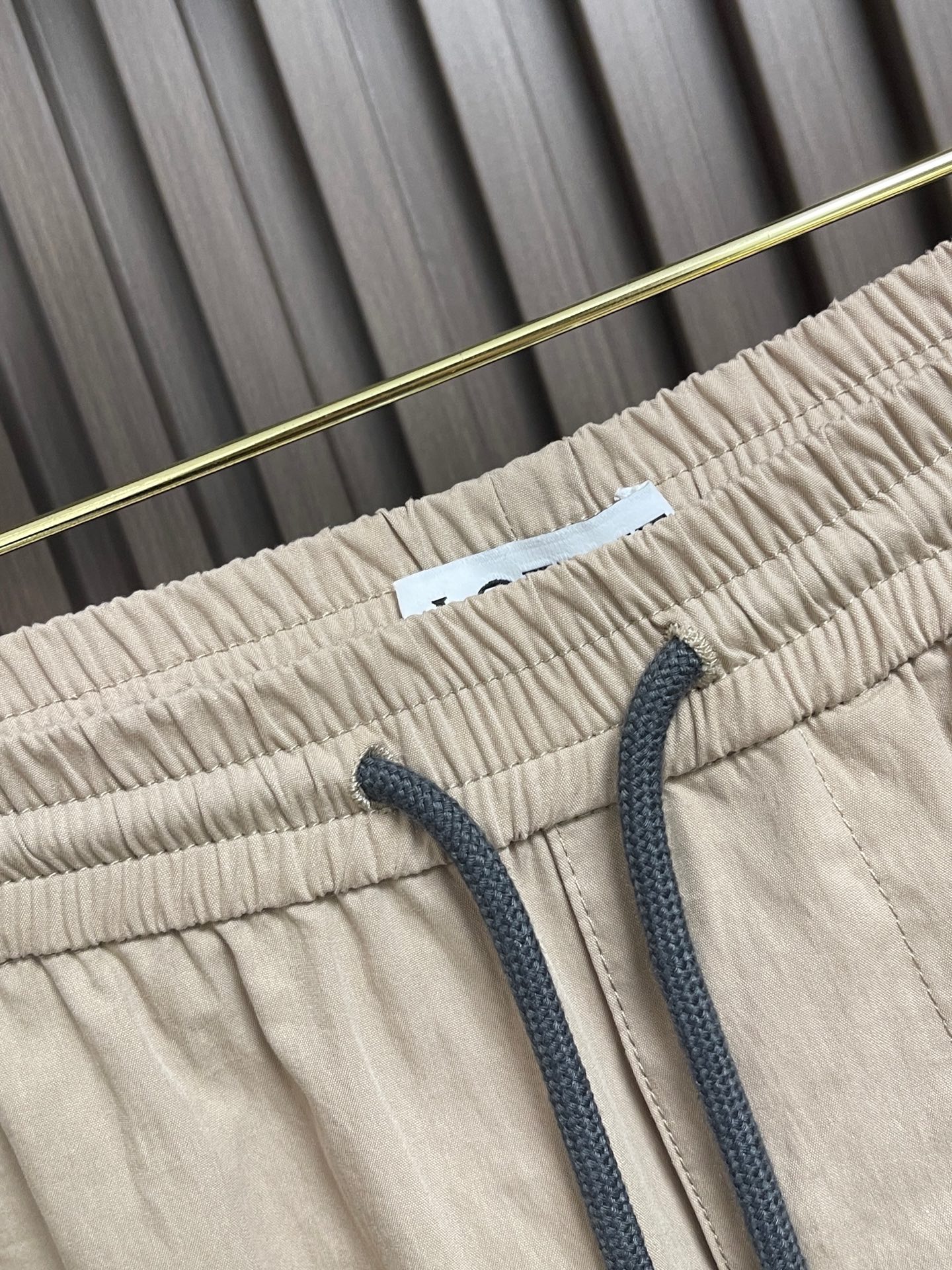 🛒🛒Loewe 运动休闲裤直筒长裤，面料经过特殊水洗工艺，自带自然微皱肌理，不易生硬起皱，兼顾挺括版型与柔软上身感，吸湿