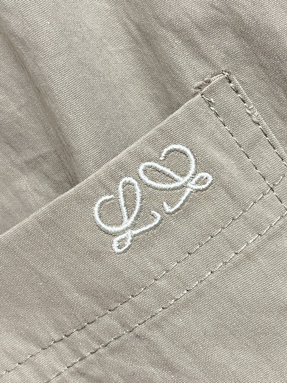 🛒🛒Loewe 运动休闲裤直筒长裤，面料经过特殊水洗工艺，自带自然微皱肌理，不易生硬起皱，兼顾挺括版型与柔软上身感，吸湿